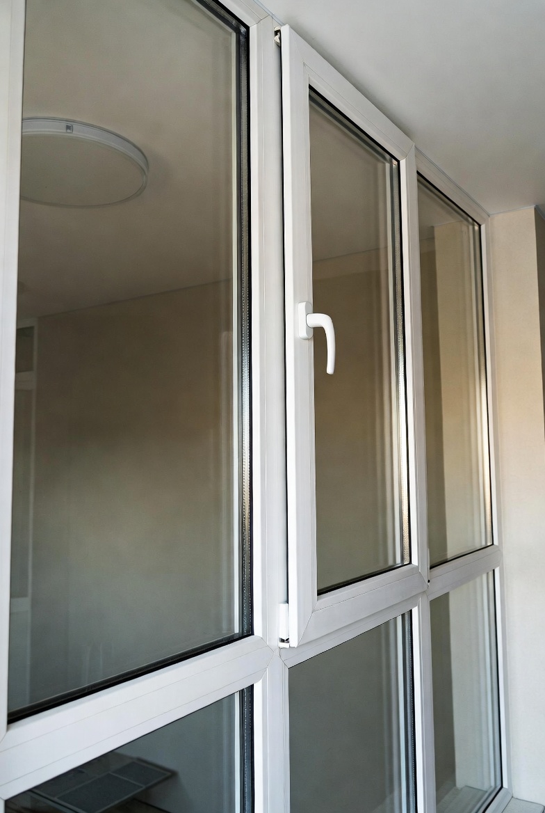 Современное пластиковое окно в интерьере квартиры